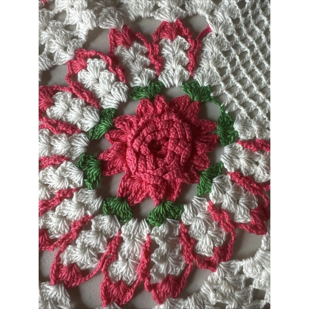 VINTAGE HAND-CROCHETED RED ROSE‎ TABLE RUNNER Cottage Core Grandma Chic